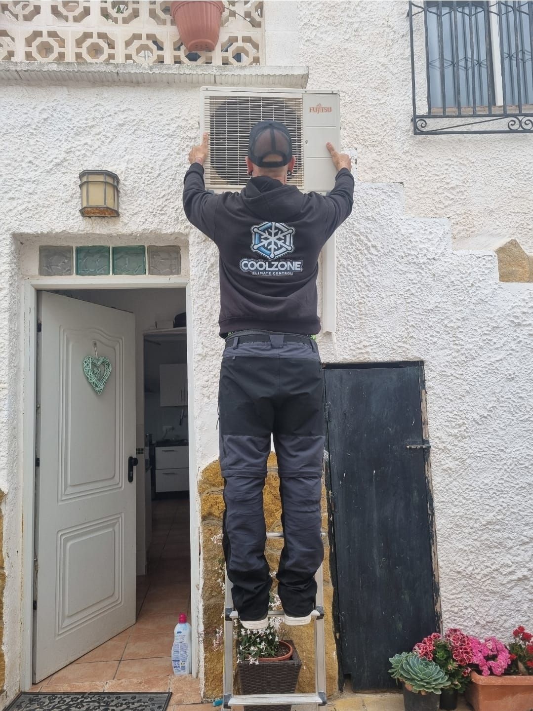 Técnico de CoolZone trabajando en instalación de aire acondicionado