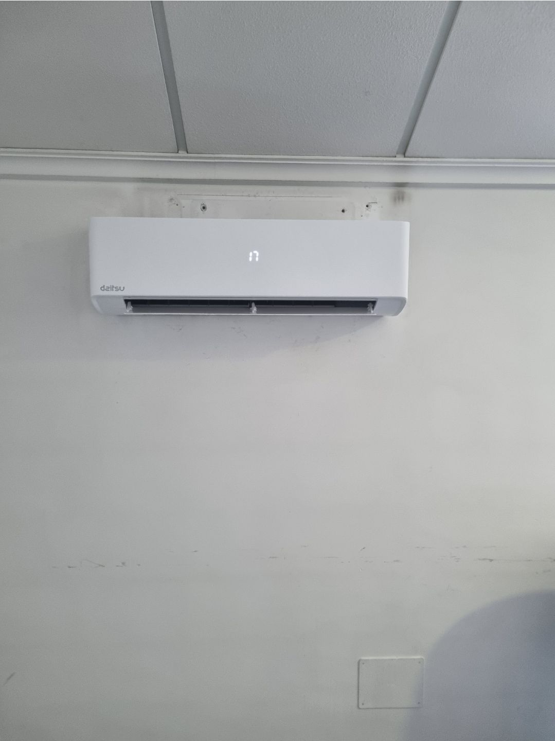 Split de pared blanco instalado en vivienda