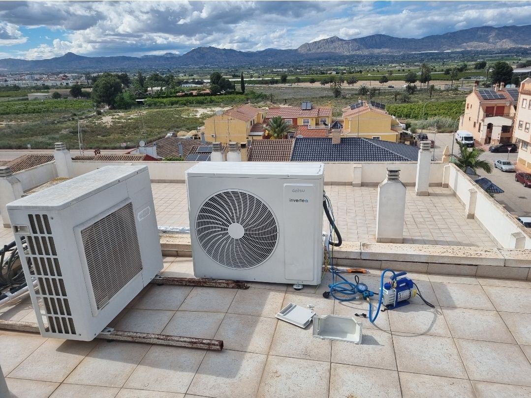 Unidades exteriores instaladas en azotea con vistas a la Vega Baja